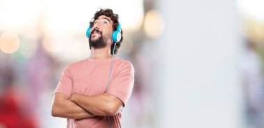 genç gülümseyen ve yukarı doğru gökyüzüne doğru veya nereye gazeteci bir kavram ya da mesaj yer noktaya bakarak adam sakallı.