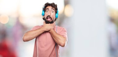 Genç adam çığlık, seyir, stresli ve dehşete kapılmış, iki elle boğulma bir hareketi ile sürpriz sakallı