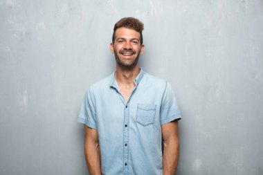 Genç yakışıklı serin adam 