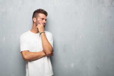 yana doğru seyir, düşünme ve farklı seçenekler arasında merak genç yakışıklı adam şaşkın ve düşünceli bir bakışla.