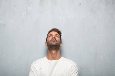 gülümseyen ve yukarı doğru seyir gökyüzüne doğru ya da nereye gazeteci bir kavram ya da mesaj yer noktaya genç yakışıklı adam.