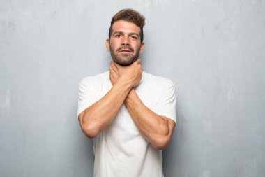 yakışıklı delikanlı çığlık, seyir şaşırttı, vurguladı ve iki elle boğulma bir hareketi ile dehşete düşürdü