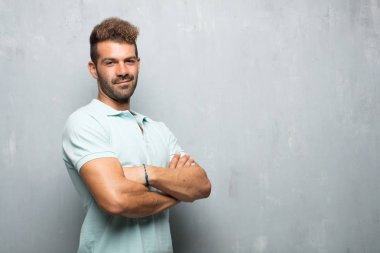 yakışıklı delikanlı bir gurur, mutlu ve kendine güvenen ifade ile; silah ile bir meydan okuma kabul, gülümseyen ve başarı, emin bir 