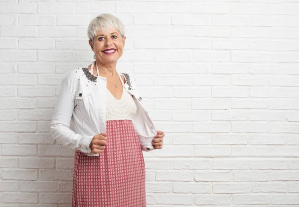 Anziano Cool Donna Contro Bianco Mattone Muro Sfondo — Foto Stock
