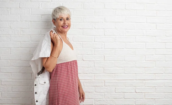 Anziano Cool Donna Contro Bianco Mattone Muro Sfondo — Foto Stock