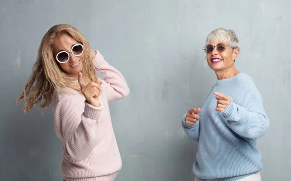 Senior Cool Vrouwen Vrienden Tegen Grunge Cement Muur — Stockfoto