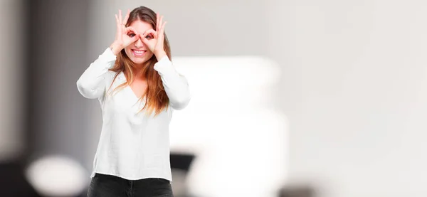 Genç Kadın Tam Vücut Peephole Işareti Oldukça — Stok fotoğraf