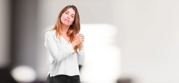 Jovem Bonita Mulher Corpo Inteiro Triunfo Signo Conceito — Fotografia de Stock