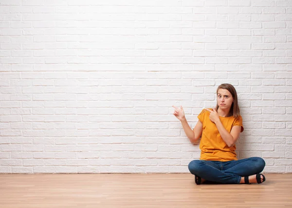 Jonge Mooie Woman Wijzend Naar Een Lege Plaats — Stockfoto