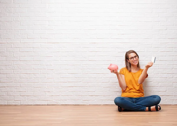 Junge Hübsche Frau Mit Sparschwein Sparen Zahlen Oder Kaufen — Stockfoto