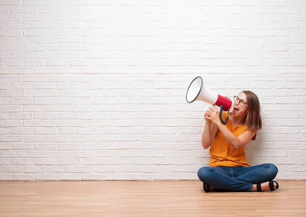 Jonge Mooie Vrouw Schreeuwen Een Megafoon Zittend Houten Vloer Aan — Stockfoto