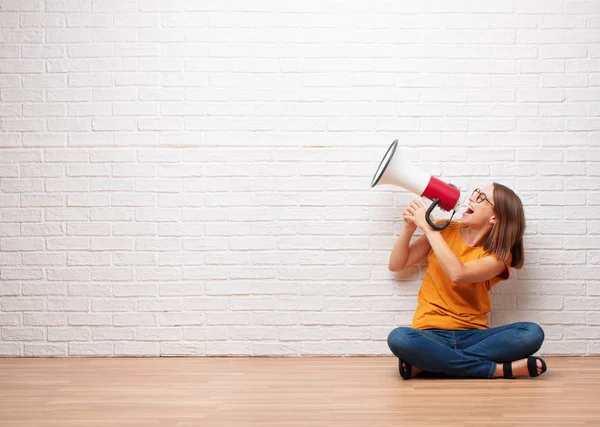 Jonge Mooie Vrouw Schreeuwen Een Megafoon Zittend Houten Vloer Aan — Stockfoto