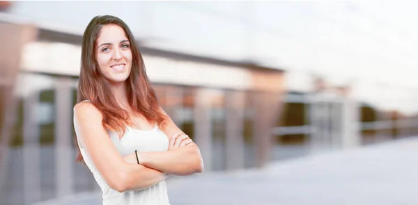 Joven Chica Bonita Cuerpo Completo Con Una Mirada Satisfecha Feliz — Foto de Stock