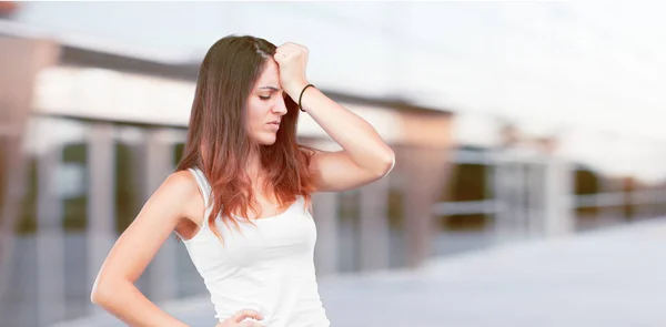 Ung Vacker Flicka Full Body Concentrating Hårt Idé Med Allvarlig — Stockfoto