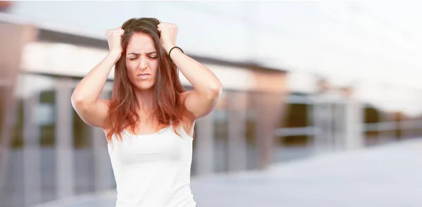 Jeune Jolie Fille Corps Plein Regardant Stressé Frustré Exprimant Consternation — Photo