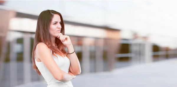 Young Pretty Girl Full Body Confused Thoughtful Look Looking Sideways — Stock Photo, Image
