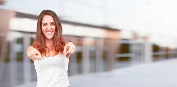 Jovem Menina Bonita Corpo Inteiro Sorrindo Feliz Apontando Para Frente — Fotografia de Stock