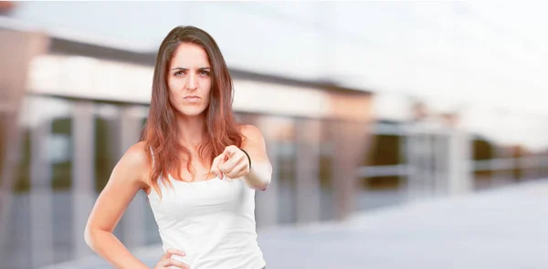 Young Pretty Girl Full Body Looking Angry Surprised Shouting Pointing — Stock Photo, Image