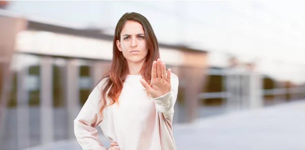 Giovane Bella Ragazza Corpo Pieno Segnalazione Stop Con Palmo Della — Foto Stock