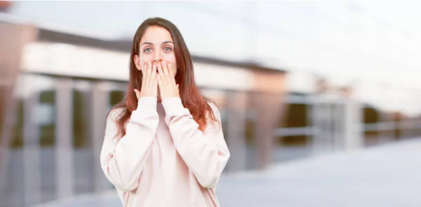 Fiatal Csinos Lány Teljes Test Mindkét Kezével Átvonult Száj Maradjon — Stock Fotó