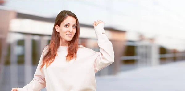 Jovem Menina Bonita Corpo Inteiro Sorrindo Dançando Para Diversão Música — Fotografia de Stock