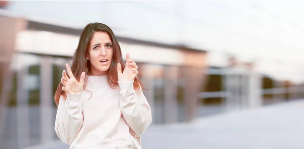 Jovencita Guapa Todo Cuerpo Gritando Con Una Mirada Loca Asombrada — Foto de Stock