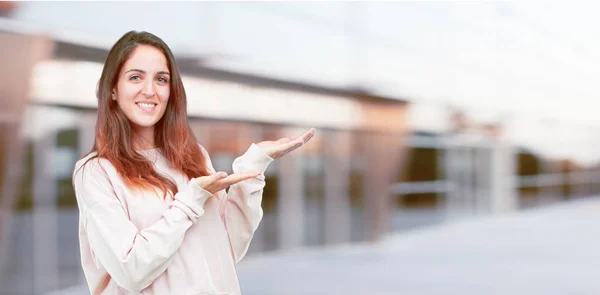 Giovane Bella Ragazza Corpo Pieno Sorridente Con Espressione Soddisfatta Mostrando — Foto Stock