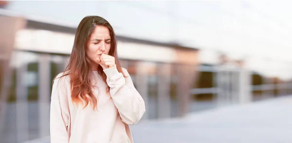 Giovane Bella Ragazza Corpo Pieno Tosse Soffre Una Malattia Invernale — Foto Stock