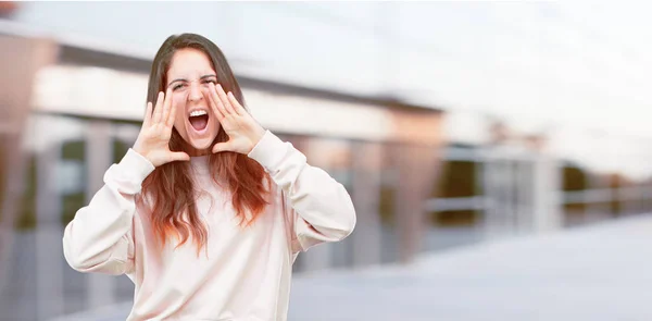 Giovane Bella Ragazza Corpo Pieno Urlando Forte Come Matto Chiamando — Foto Stock