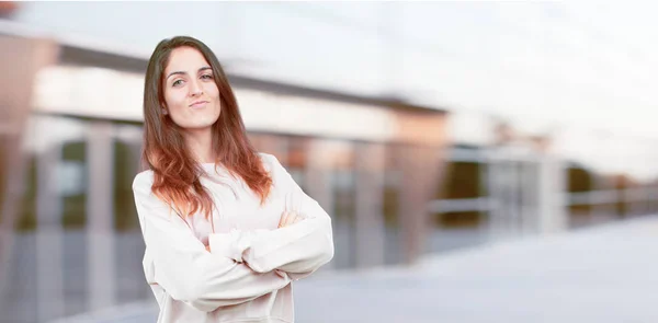 Joven Chica Bonita Cuerpo Completo Con Una Expresión Orgullosa Feliz — Foto de Stock