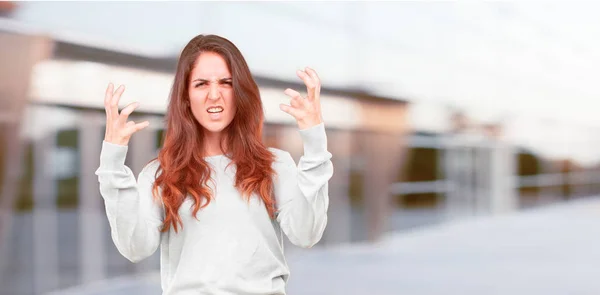 Jeune Jolie Fille Corps Plein Regardant Colère Malheureux Frustré Gesticulant — Photo