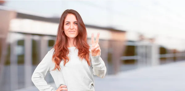 Giovane Bella Ragazza Corpo Pieno Sorridente Guardando Soddisfatto Felice Contando — Foto Stock