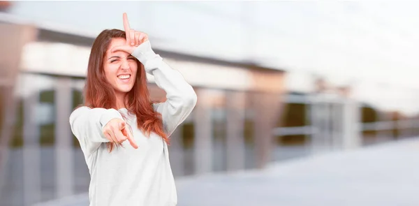 Mladými Krásnými Dívka Zachycovací Směřují Loser Prsty Výsměšně Šťastní Hrdí — Stock fotografie