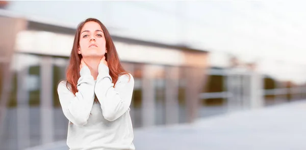 Giovane Bella Ragazza Corpo Pieno Cercando Poco Entusiasta Annoiato Ascoltando — Foto Stock