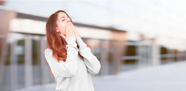 Giovane Bella Ragazza Corpo Pieno Guardando Poco Entusiasta Annoiato Ascoltando — Foto Stock