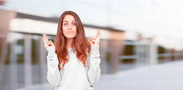 Young Pretty Girl Full Body Crossing Fingers Wishing Luck Hopeful — Stock Photo, Image