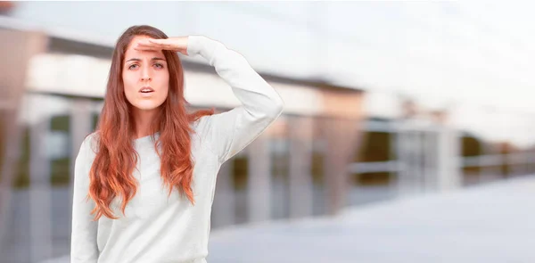 Giovane Bella Ragazza Corpo Pieno Guardando Lontano Lontananza Alla Ricerca — Foto Stock