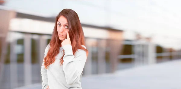 Ung Söt Tjej Hela Kroppen Inne Observerar Hålla Ett Öga — Stockfoto