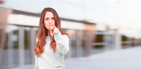 Joven Chica Bonita Cuerpo Completo Mirando Observando Vigilando Objeto Frente — Foto de Stock