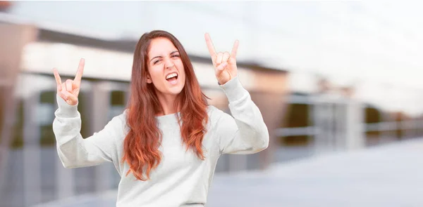 Joven Bonita Chica Cuerpo Entero Cantando Rock Bailando Gritando Gestos — Foto de Stock