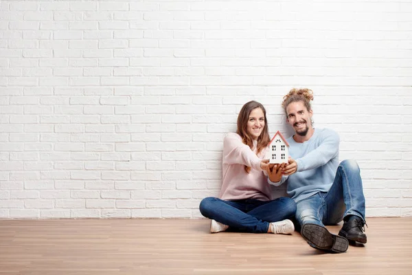 Glückliches Junges Paar Das Auf Dem Boden Seines Neuen Hauses — Stockfoto