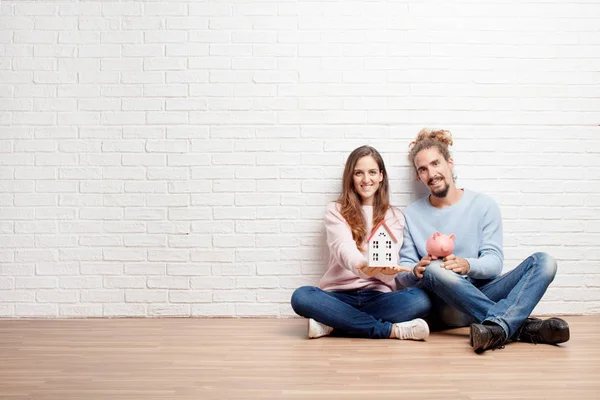 年轻夫妇坐在他们新房子的地板上 爱和搬家的概念 — 图库照片