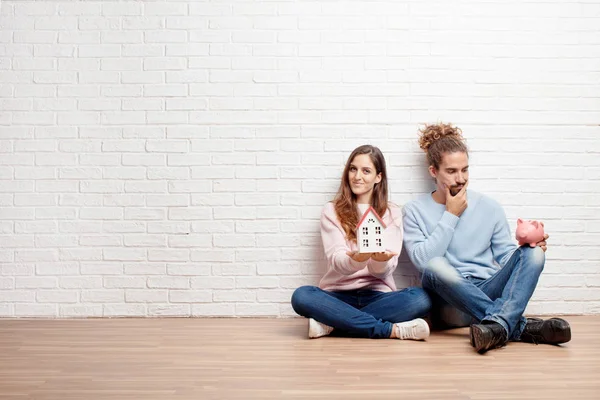 Feliz Pareja Joven Sentada Suelo Nueva Casa Concepto Amor Casa — Foto de Stock