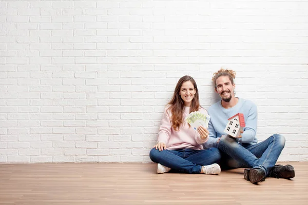 Lyckliga Unga Paret Sitter Golvet Deras Nya Hus Begreppet Kärlek — Stockfoto