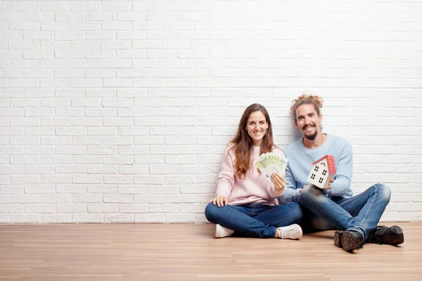 Feliz Pareja Joven Sentada Suelo Nueva Casa Concepto Amor Casa — Foto de Stock