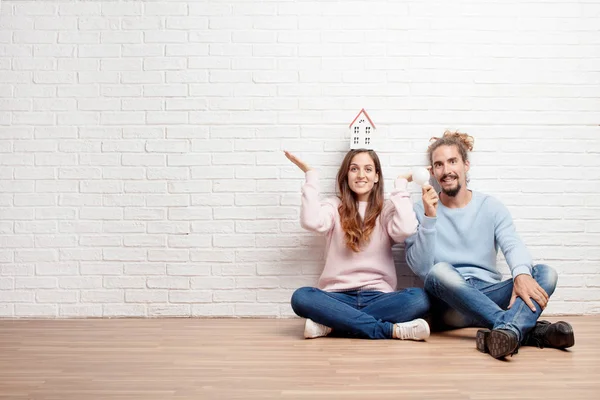 Gelukkige Jonge Paar Zittend Vloer Van Hun Nieuwe Huis Concept — Stockfoto