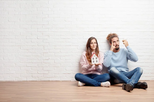 Lyckliga Unga Paret Sitter Golvet Deras Nya Hus Begreppet Kärlek — Stockfoto