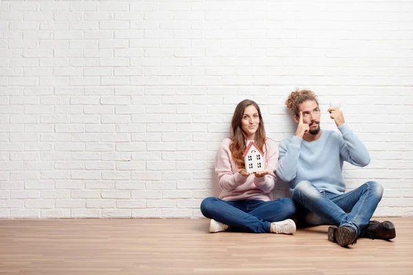 Glückliches Junges Paar Das Auf Dem Boden Seines Neuen Hauses — Stockfoto