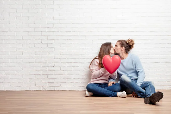 Feliz Pareja Joven Sentada Suelo Nueva Casa Concepto Amor Casa — Foto de Stock