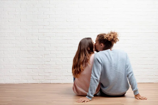 年轻夫妇坐在他们新房子的地板上 爱和搬家的概念 — 图库照片